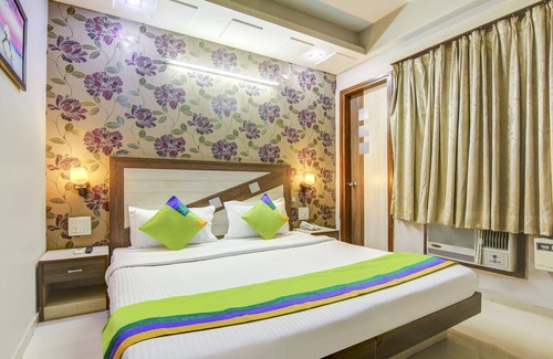 Karol Bagh Hotel | Convenient Stay at Treebo Rockwell Plaza with Breakfast & More