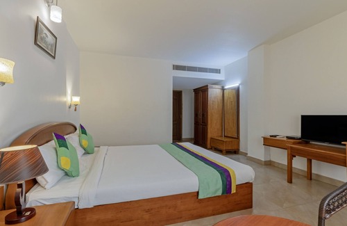 Kannur Hotel | Relax at Treebo Sadhoo Heritage Spa with Pool & Kitchen