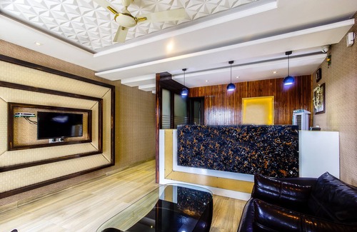 Rau Hotel | Cozy Treebo Shivani: Family-Friendly with Great Amenities