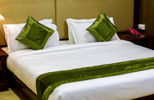 Rau Hotel | Cozy Treebo Shivani: Family-Friendly with Great Amenities
