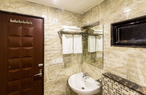 Rau Hotel | Cozy Treebo Shivani: Family-Friendly with Great Amenities