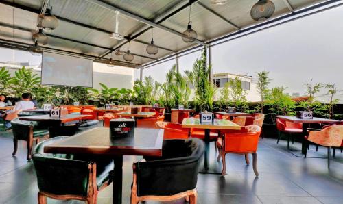 RR Nagar Hotel | Discover Treebo Three Drops: Family-Friendly with Dining