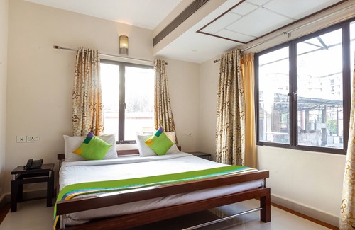 Ernakulam South Hotel | Cozy Treebo Time Square on Marine Drive with Breakfast & More
