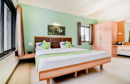 Satara Hotel | Inviting Treebo Trend Gul-Bahar in Satara with Breakfast