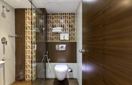 Raja Annamalai Puram Hotel | Stylish Stay at Treebo Trend J'S Five Two Boutique Hotel