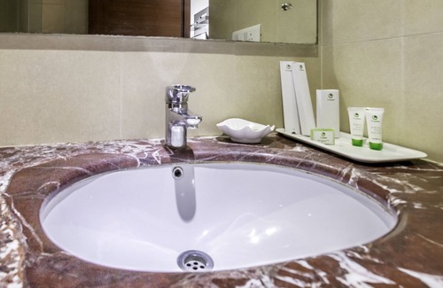 Raja Annamalai Puram Hotel | Stylish Stay at Treebo Trend J'S Five Two Boutique Hotel