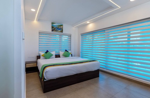 Vazhicherry Ward Hotel | Unforgettable Stay at Treebo vSaffron Regency, Punnamada Lake