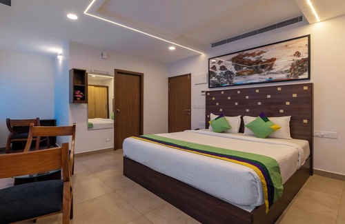 Vazhicherry Ward Hotel | Unforgettable Stay at Treebo vSaffron Regency, Punnamada Lake