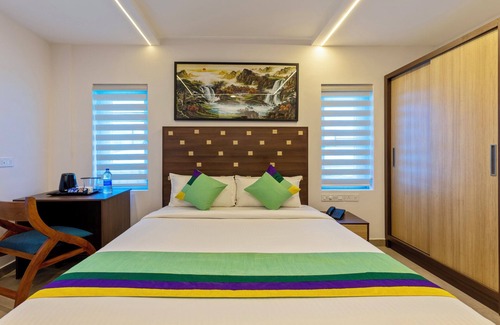 Vazhicherry Ward Hotel | Unforgettable Stay at Treebo vSaffron Regency, Punnamada Lake
