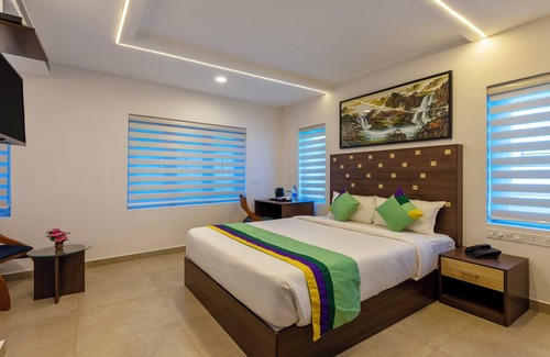 Vazhicherry Ward Hotel | Unforgettable Stay at Treebo vSaffron Regency, Punnamada Lake
