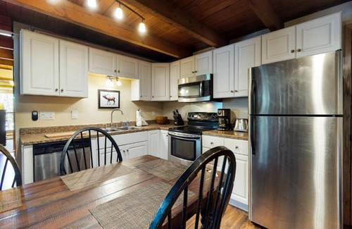 Wildernest Hotel | Inviting Treehaus Lofted: Pool, Hot Tub & Family-Friendly Fun
