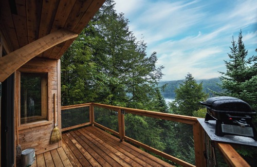 Saint-Faustin-Lac-Carre House | Treehouse #17 | The Cliff house