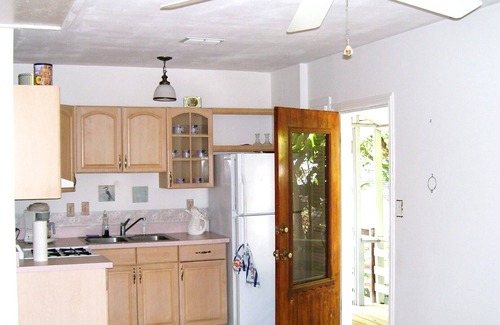 Historic Uptown Apartment | Inviting Treehouse 1BR Apt with Private Pool Near Downtown