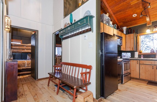 Sundance Cabin | Idyllic Treehouse Retreat by the Stream - Pet Friendly Escape