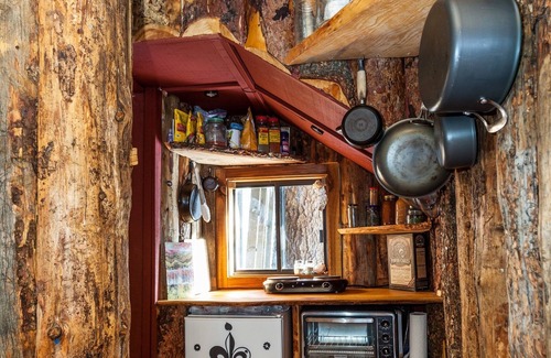 Sundance Cabin | Idyllic Treehouse Retreat by the Stream - Pet Friendly Escape
