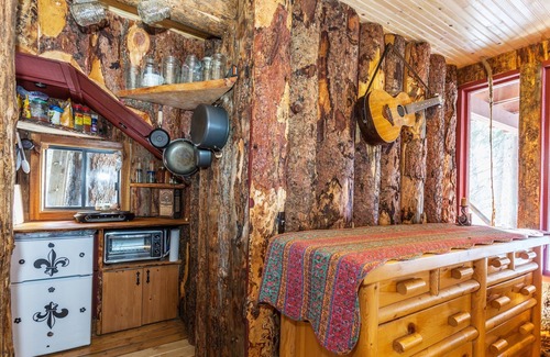 Sundance Cabin | Idyllic Treehouse Retreat by the Stream - Pet Friendly Escape