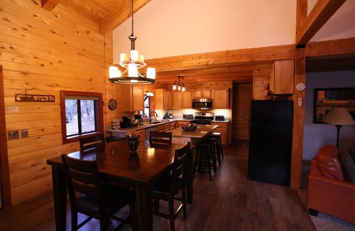 Ponderosa Park Cabin | Mountain Retreat: Treehouse Cabin with Family-Friendly Amenities
