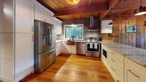 Ludlow House | Eco-Friendly Treehouse Home with Hot Tub and Fireplace