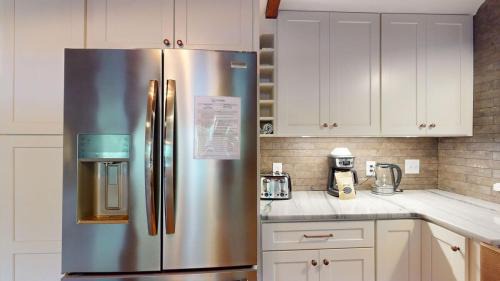 Ludlow House | Eco-Friendly Treehouse Home with Hot Tub and Fireplace