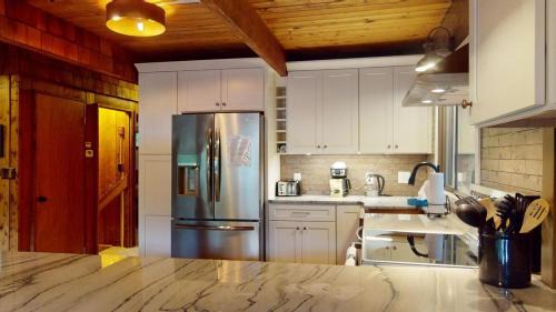 Ludlow House | Eco-Friendly Treehouse Home with Hot Tub and Fireplace