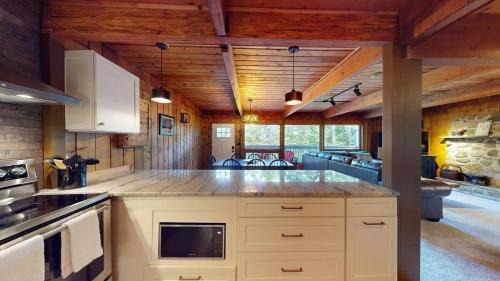 Ludlow House | Eco-Friendly Treehouse Home with Hot Tub and Fireplace