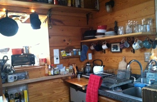 Martha Jefferson Cabin | Inviting Treehouse in Downtown Charlottesville with Spa & More