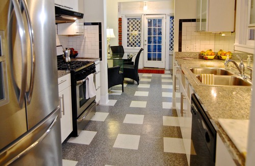 Neartown Apartment | Unforgettable Treehouse Escape in Montrose with Spa & Breakfast