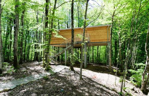 Lovinac Villa | Treehouse Lika 2: Rated 10/10 with Hot Tub & Pet Friendly