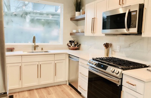North University House | Pet-Friendly Treehouse Living near St. Davids Hospital