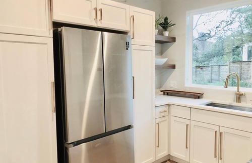 North University House | Pet-Friendly Treehouse Living near St. Davids Hospital