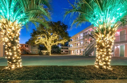 Windy Hill Apartment | Guest Rated: 10/10 TreeHouse Lodge - Walk to Beach & Pet-Friendly