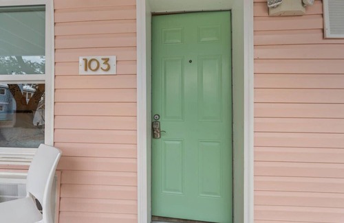Windy Hill Apartment | Guest Rated: 10/10 TreeHouse Lodge - Walk to Beach & Pet-Friendly
