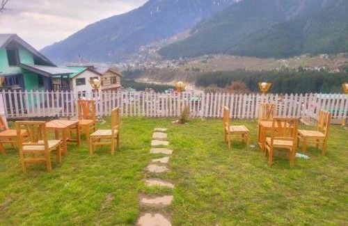 New Manali Ski Chalet | Treehouse near mall rd for 4 person