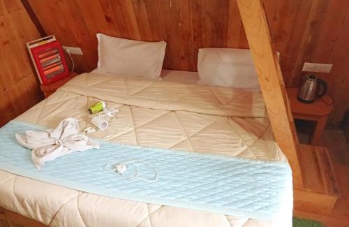 New Manali Ski Chalet | Treehouse near mall rd for 4 person