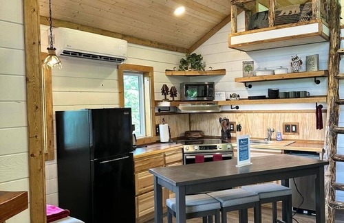 West Siloam Springs Apartment | Scenic Treehouse Overlooking Flintcreek Waterway Awaits