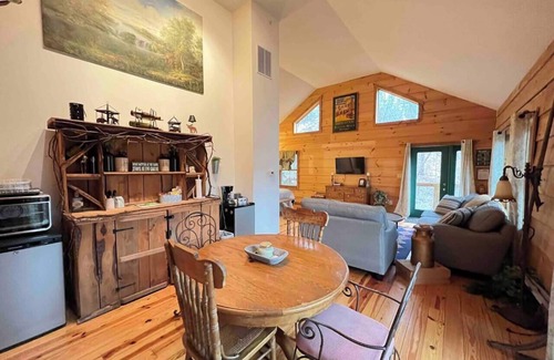 New Castle Cabin | Charming One Bedroom Apartment with Kitchen & Breakfast