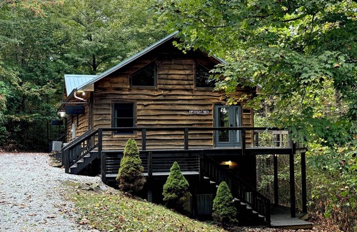 New Castle Cabin | Charming One Bedroom Apartment with Kitchen & Breakfast