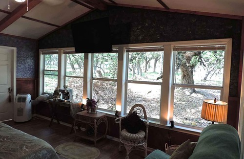Boerne Cabin | Inviting TreeHouse Suite @ HomeAway Ranch with Spa & Hot Tub