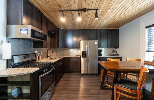 Gainesville Apartment | Treehouse Suite: Walk to DNTN, Pet Friendly with Spa