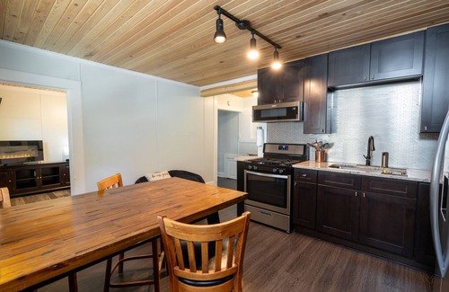 Gainesville Apartment | Treehouse Suite: Walk to DNTN, Pet Friendly with Spa