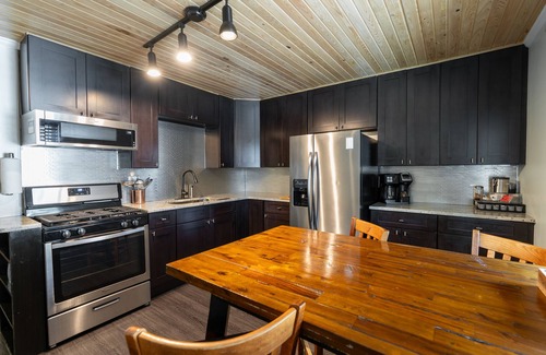 Gainesville Apartment | Treehouse Suite: Walk to DNTN, Pet Friendly with Spa