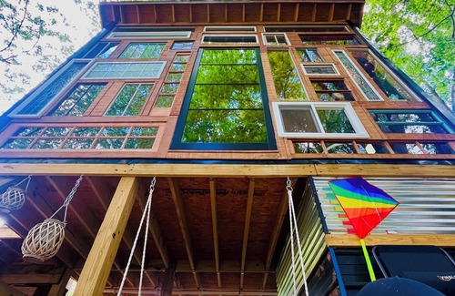 Doyle Apartment | Inviting Treehouse with Scenic Views for Nature Lovers