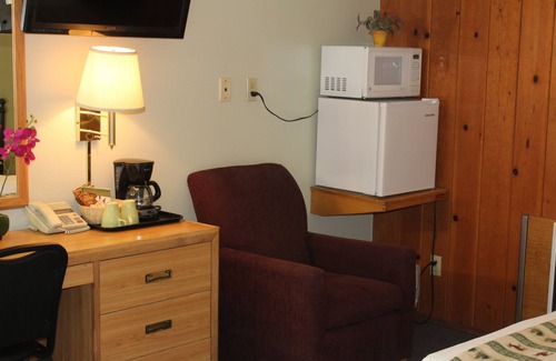 Bishop Hotel | Discover Trees Motel: Pet Friendly with Spa & Breakfast
