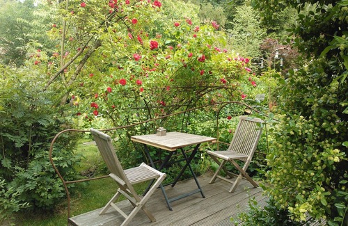 Alvern Apartment | Tranquil Garden Escape with Breakfast & Pet-Friendly Options