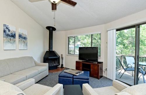 Lakeway House | Relaxing Treehouse Bungalow with Pool and Hot Tub Escape