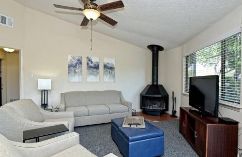 Lakeway House | Relaxing Treehouse Bungalow with Pool and Hot Tub Escape