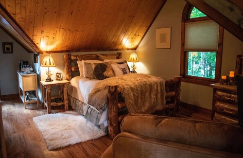 Dunlap House | Cozy Treetop Hideaway with Hot Tub & Mountainside Views