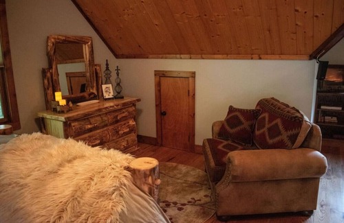 Dunlap House | Cozy Treetop Hideaway with Hot Tub & Mountainside Views