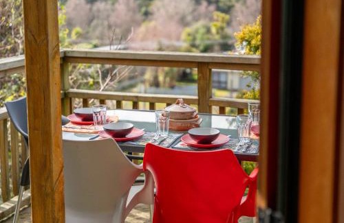 Taupo House | Relaxing Treetop Hideaway in Taupo - Family & Pet Friendly