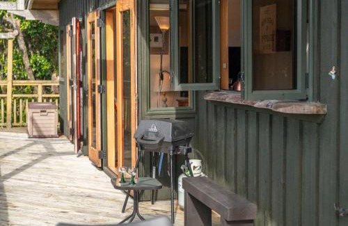 Taupo House | Relaxing Treetop Hideaway in Taupo - Family & Pet Friendly